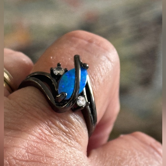 A beautiful black ring with a deep blue opal style - Picture 2 of 3